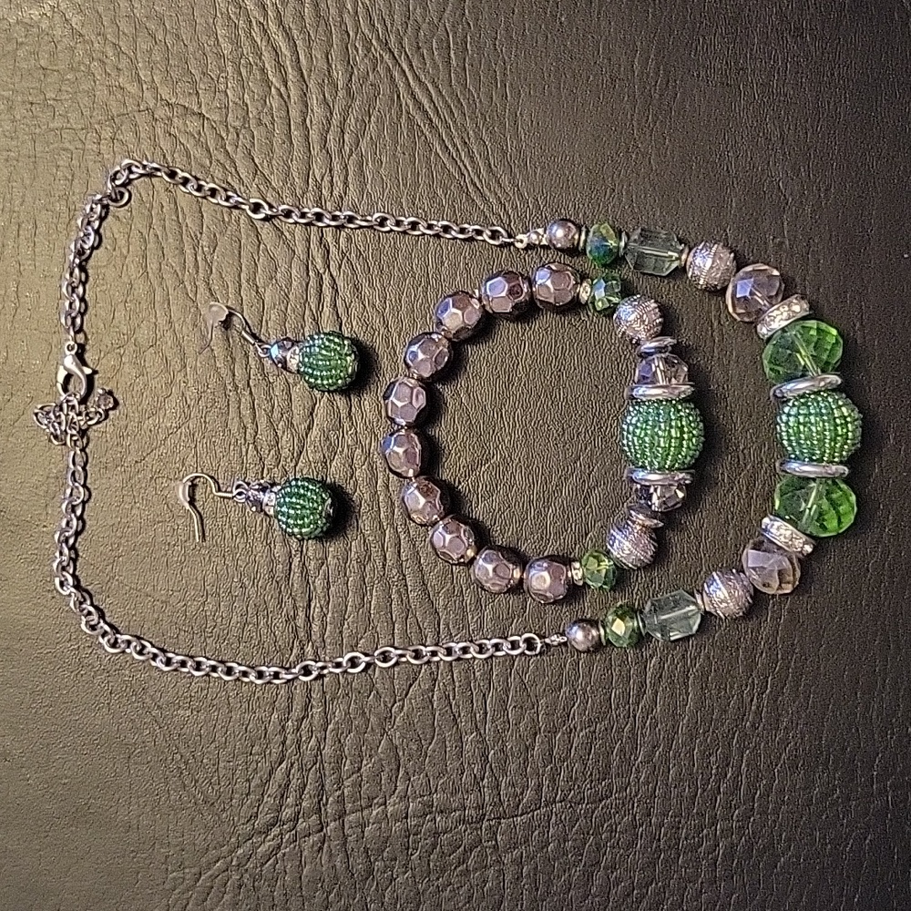 Green chunky bead necklace, bracelet, and earring set